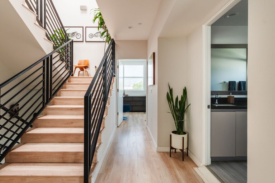 Building Photo - 6072 Pickford St