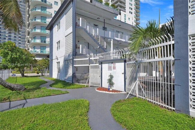 Building Photo - 1315 NE Miami Ct