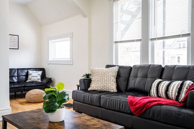 Building Photo - 4Bdrm Upper Flat of Eastside Duplex Fully ...