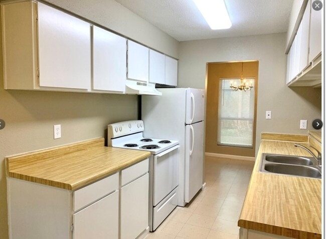 Building Photo - 2200 Cypress Landing Rd