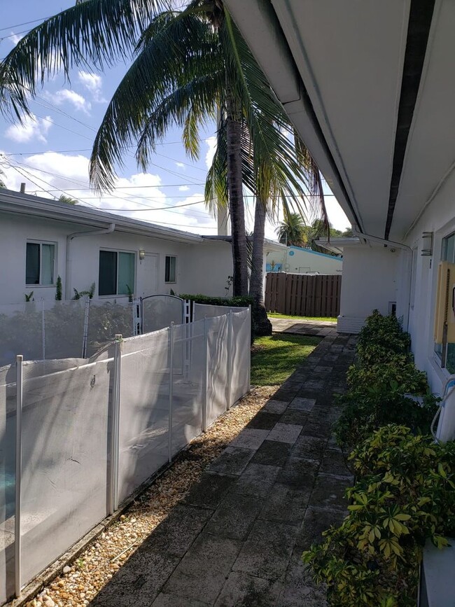 Building Photo - 2 Bedrooms in Hallandale Beach