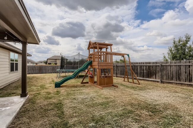 Building Photo - Charming 4BR/2BA One-Level Home with Moder...