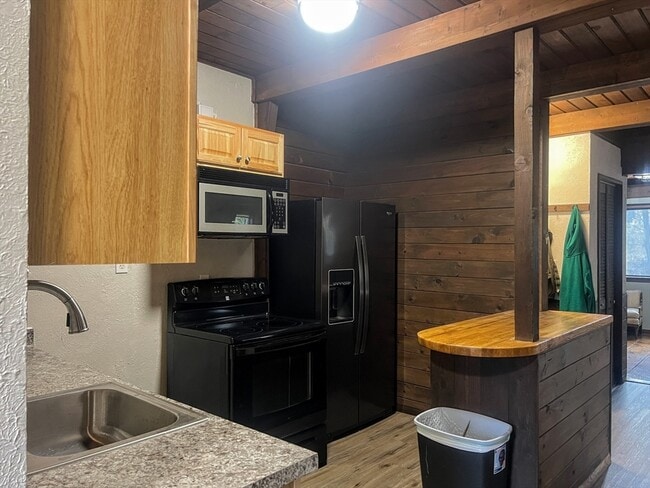 Building Photo - 888 Salem St