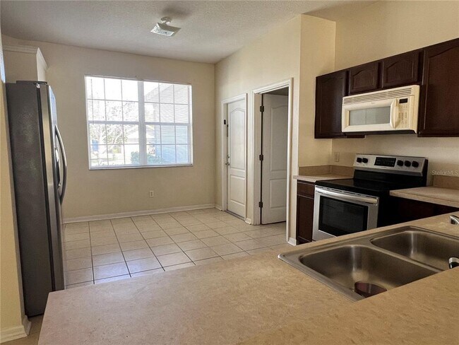 Building Photo - 209 Round Man St