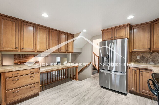 Building Photo - Beautifully Updated Rockrimmon Home Near Ute Valley Park with 5 bed, 3 bath, 2 car garage and AC!