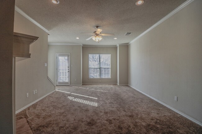 Building Photo - Pre-Leasing  3 bed 3 bath Near Texas Tech!