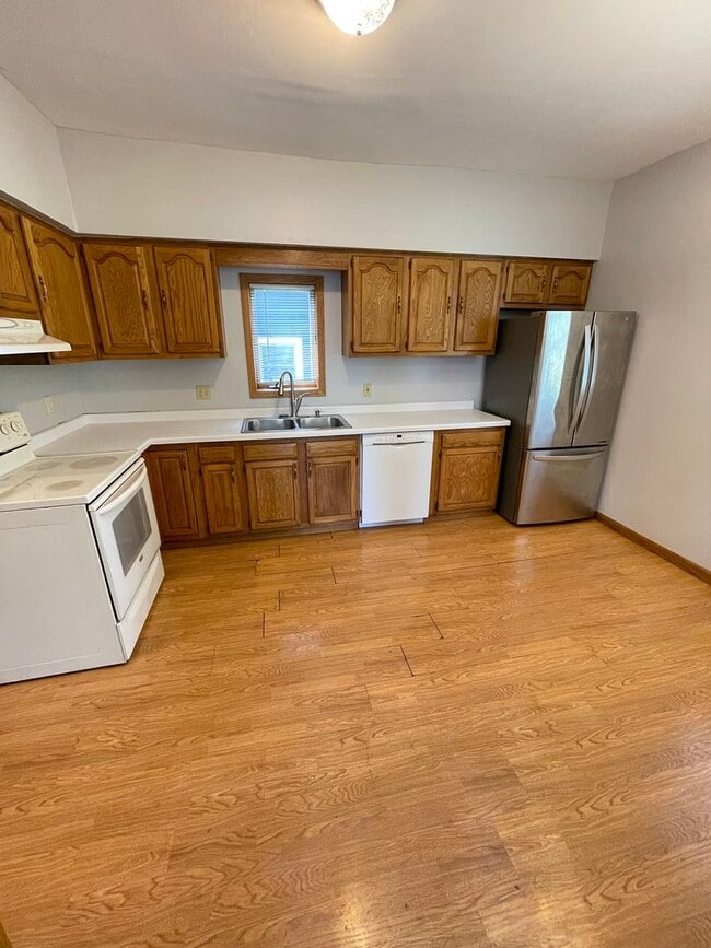 Building Photo - AVAILABLE JULY- 3 Bedroom, 1.5 Bath Home!