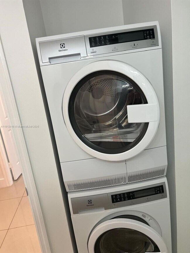 Building Photo - 2630 SW 28th St