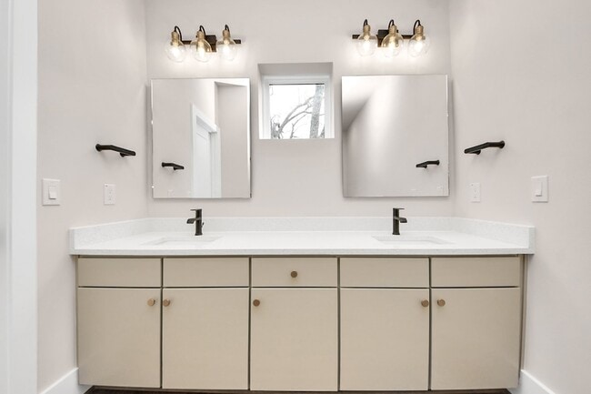 Building Photo - 783 Mansfield St