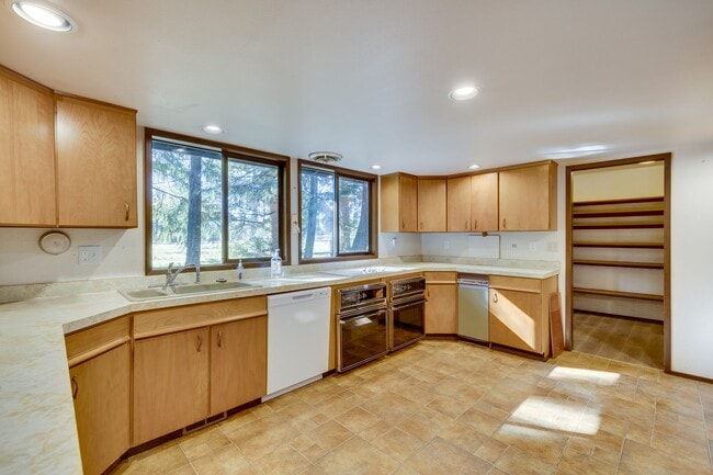 Building Photo - Mid Century Charming Bothell Retreat on 10...