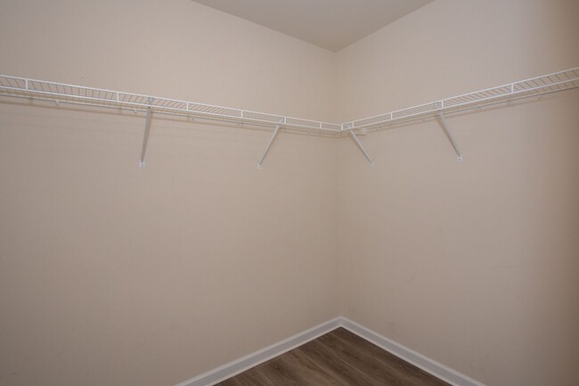 Building Photo - 3 bed, 2full/2 half bath Townhome in Marti...
