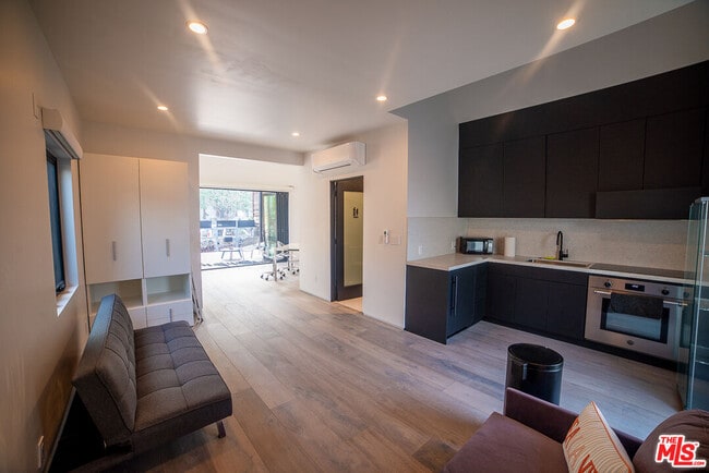 Building Photo - 205 Venice Way