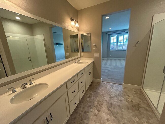 Building Photo - Brighton Oaks Beauty Just Steps from Downt...