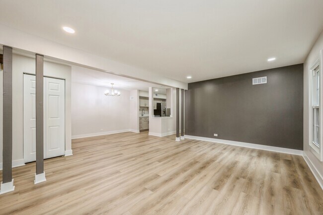 Building Photo - 563 Shorely Dr
