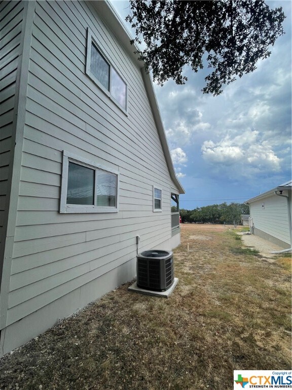 Building Photo - 542 Lonesome-