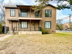Building Photo - Alamo Heights Townhome