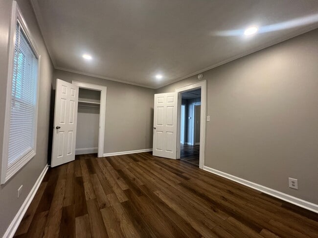 Building Photo - **MOVE-IN Special $500 off the 1st full month's rent with lease signed by 12/10/25**