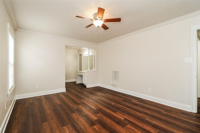 Building Photo - Spacious 4BR Home with Vaulted Ceilings, Fireplace & Large Backyard!