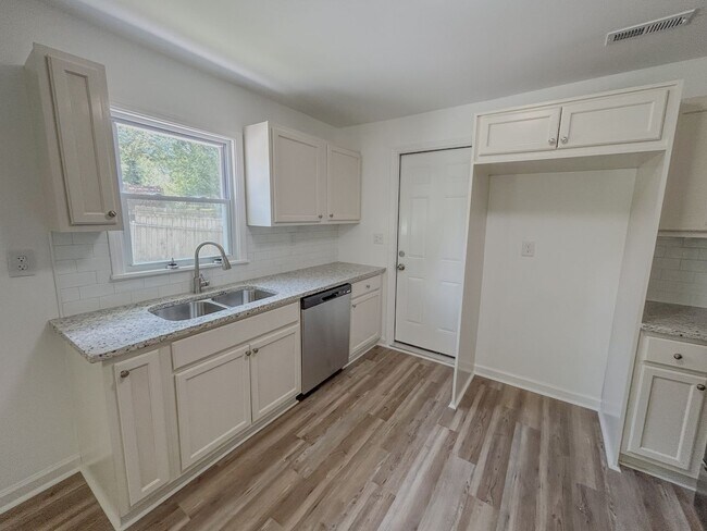 Building Photo - Modern 2BR/1.5BA Property with Renovated Interior and Unique Bonus Spaces