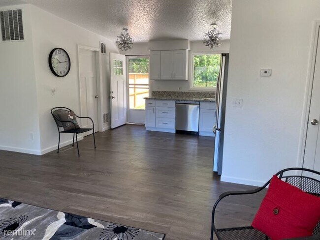 Building Photo - 2 br, 1 bath House - 808 Garrison St NE