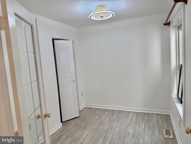 Building Photo - 9759 Lake Shore Dr