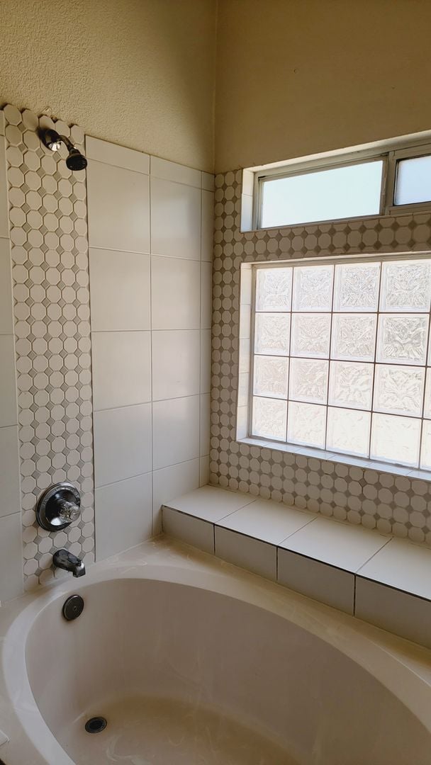 Building Photo - Lovely 3 bedroom 2 bath located in West El...