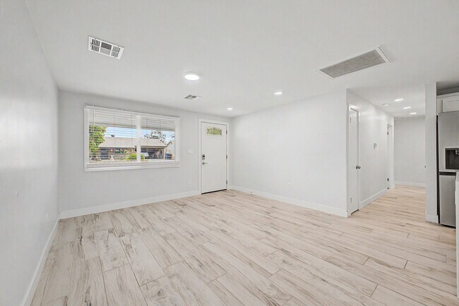 Building Photo - 3701 E Ludlow Dr