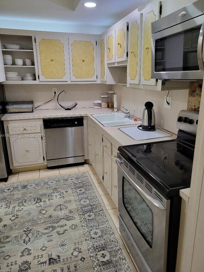 Building Photo - 1833 S Ocean Dr