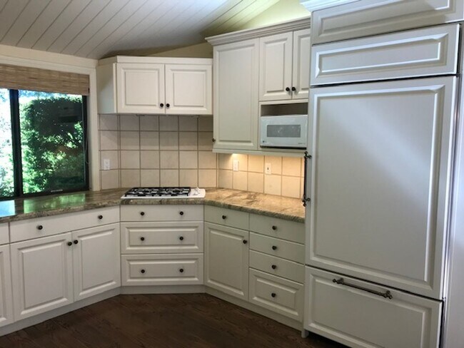 Building Photo - Wonderful 3 bedroom, 2 bath single level home in desirable Orinda Woods community-now available f...