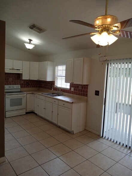 Building Photo - 658 Dromedary Ct