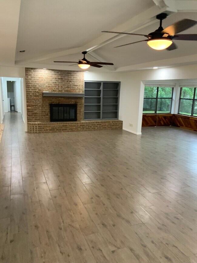 Building Photo - 2800 Shoreline Dr