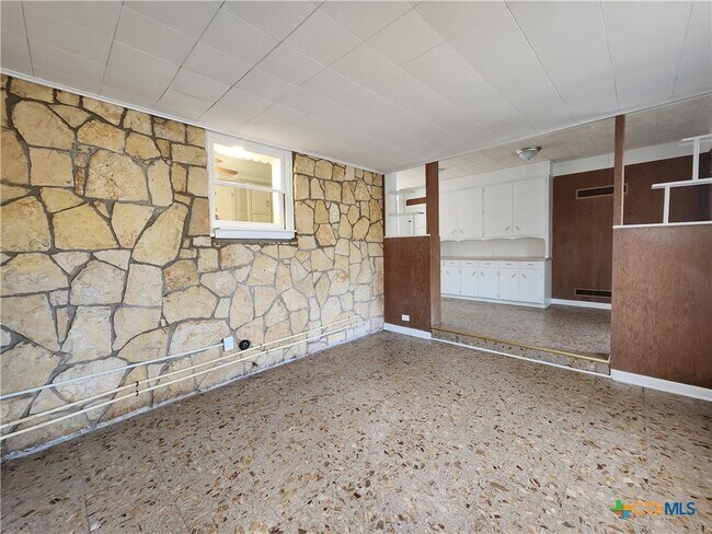 Building Photo - 564 Laurel Ln