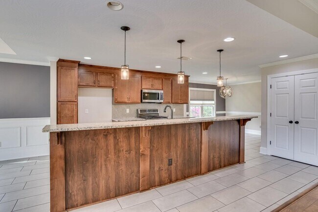 Building Photo - 233 Carlow Dr