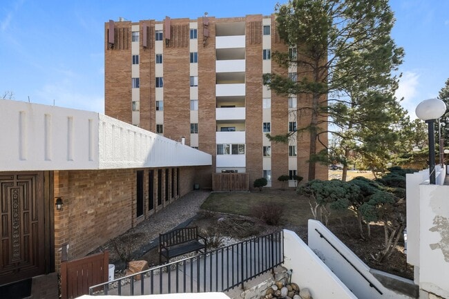 Building Photo - Charming 1-Bedroom Condo in Plaza de Monac...