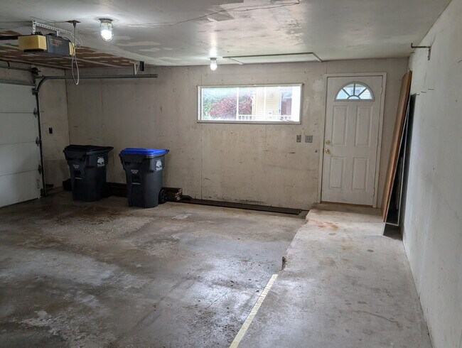 Building Photo - Spacious 4 bedroom 3 bathroom family home in Neenah
