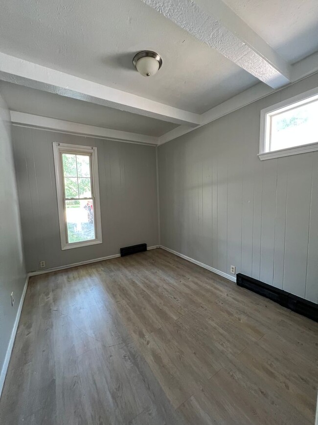 Building Photo - Updated 5 bedroom 2.5 bathroom home in a g...