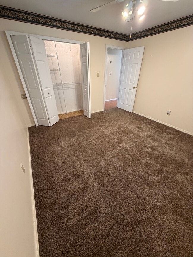 Building Photo - 3 Bedroom | 1 Bathroom | 2 Car Garage | Springfield MO!