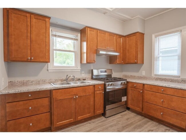 Building Photo - 1317 Reaney Ave E