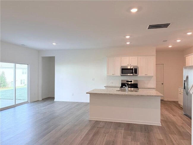 Building Photo - 305 Daybreak Dr