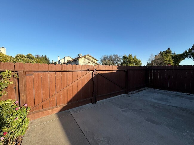 Building Photo - Single story with 3-car Garage!!