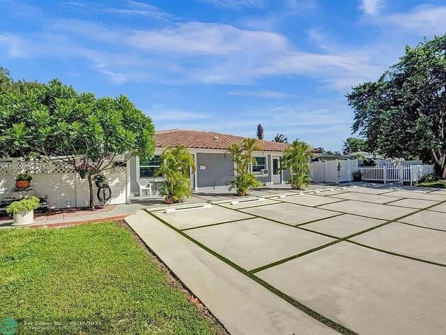 Building Photo - 1500 NE 4th St