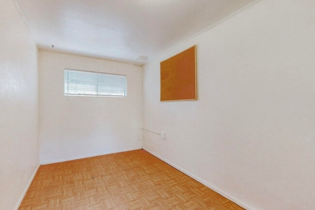 Building Photo - 212 Mesa St SE