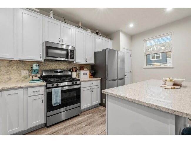 Building Photo - 775 Roselyn Dr