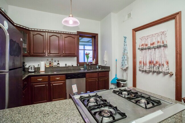 Building Photo - 421 E Carson St