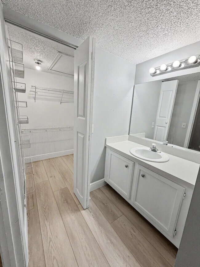 Building Photo - 330 Palmwood Pl