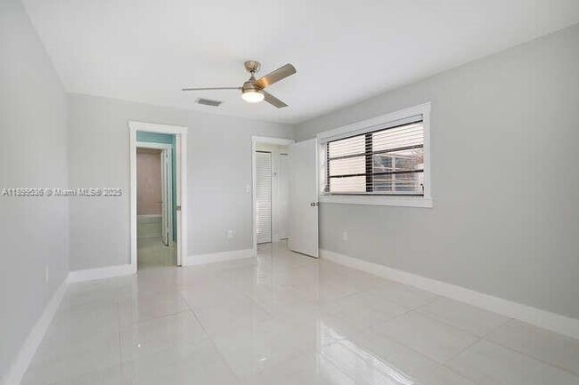 Building Photo - 4732 SW 67th Ave
