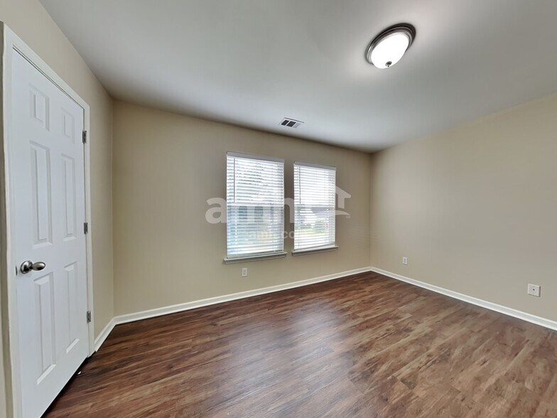 Building Photo - 153 Fox Glen Ct