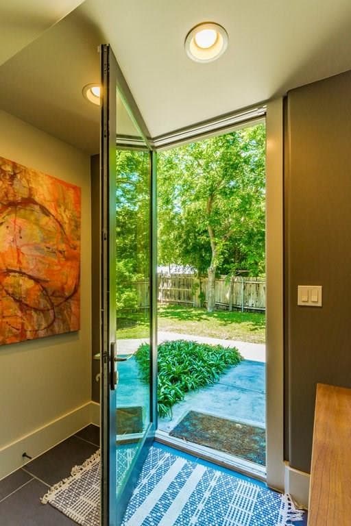 Building Photo - 206 E Live Oak St