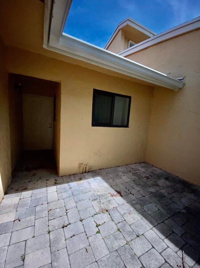 Building Photo - 6447 Parkview Dr
