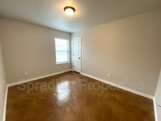 Building Photo - 202A Juniper Dr